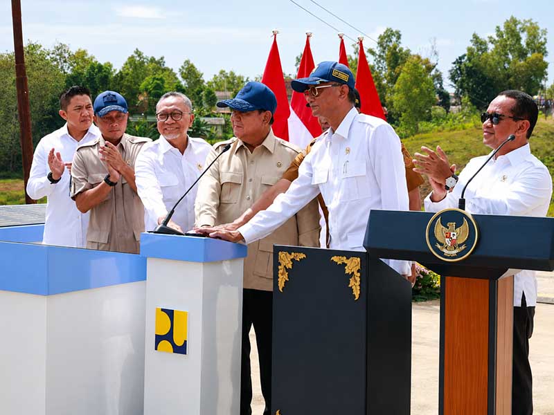 Presiden Republik Indonesia, Prabowo Subianto, didampingi Menteri Koordinator Bidang Pangan Zulkifli Hasan (ketiga kiri), secara simbolis meresmikan penyelesaian pembangunan jalan daerah sepanjang 1.151 kilometer di Kabupaten Sampang, Jawa Timur, Selasa (23/6/2026). (Foto: BPMI Setpres)