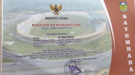 Piagan Penghargaan Kepada H. Eka Wijaya Pemenang Sayembara Nama Stadion Tebo. FOTO : Portaltebo.id