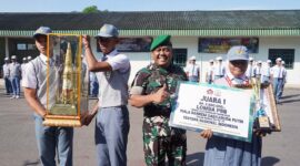 Kasrem Kolonel Inf Eddy Basuki Serahkan Piala Bergilir Danrem 042/Gapu Lomba PBB Tingkat SMA se-Kota Jambi. FOTO : PENREM