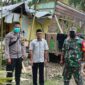 Kades bersama BKTM dan Babinsa saat mengecek lokasi Rumah tertimpa Pohon tumbang. FOTO : Istimewa