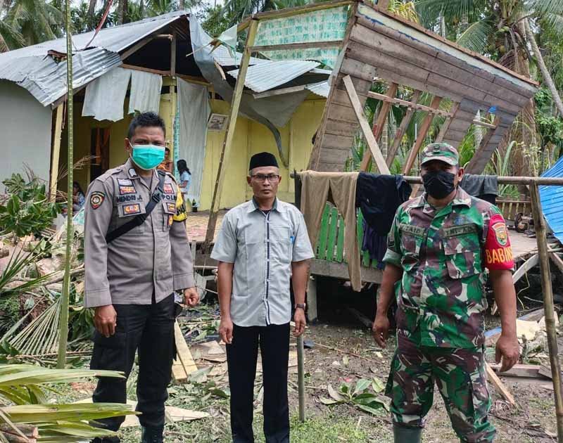 Kades bersama BKTM dan Babinsa saat mengecek lokasi Rumah tertimpa Pohon tumbang. FOTO : Istimewa