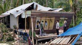 Personel Polsek Pengabuan bersama Babinsa Tungkal Ilir dan Kades Pasar Senin mengecek lokasi Rumah tertimpa Pohon Tumbang, Rabu (9/3/22). FOTO : Polsek Pengabuan