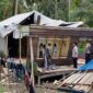Personel Polsek Pengabuan bersama Babinsa Tungkal Ilir dan Kades Pasar Senin mengecek lokasi Rumah tertimpa Pohon Tumbang, Rabu (9/3/22). FOTO : Polsek Pengabuan