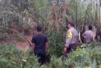 FOTO : Polisi Melakukan Penyisiran Tempal Larinya Kedua Pelaku Pasca Kejadian, Selasa (12/05/20)