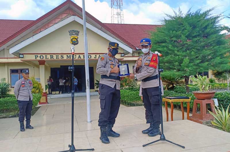 Kapolres Muaro Jambi AKBP Yuyan Priatmaja, SIK, MH Saat Pimpin Upacara Pelepasan 55 Siswa Diktuk Bintara Polri Gelombang I TA 2022 di Mapolres Muaro Jambi, Jumat (24/6/22). FOTO : Noval.