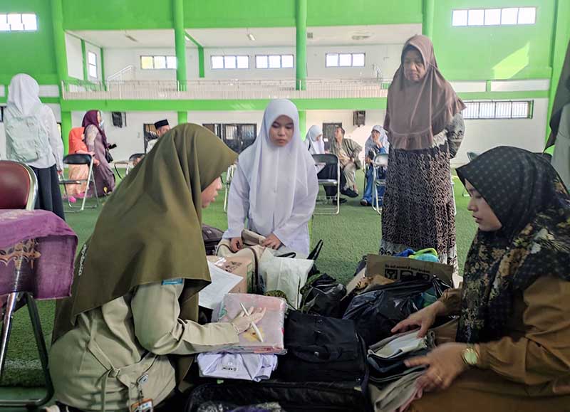 Dokumentasi Petugas MAN IC Jambi Saat Lakukan Pemeriksaan Barang Bawaan Peserta Didik Baru Masuk Asrama, Sabtu (13/7/24). [FOTO : Hms MAN ICJ]