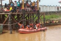 Proses pencarian terhadap Ratimun (40) karyawan PT TK Angkasa Raya Djambi yang tenggelam di Sungai Batanghari, RT 12, Arab Melayu. [FOTO : Tribunjambi]