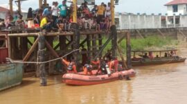 Proses pencarian terhadap Ratimun (40) karyawan PT TK Angkasa Raya Djambi yang tenggelam di Sungai Batanghari, RT 12, Arab Melayu. [FOTO : Tribunjambi]