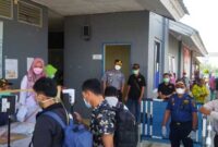 FOTO : Para Penumpang Menjalani Pemeriksaan Setiba di Pelabuhan Roro Kuala Tungkal Kamis (20/05/21).