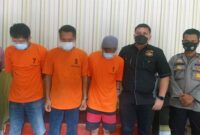 Tiga Terduga Pelaku Pembonol Conter HP di Kasang Pudak Saat Ditahan di Mapolsek Kumpeh Ulu, Minggu (29/11/21). FOTO : Hms Posek KU