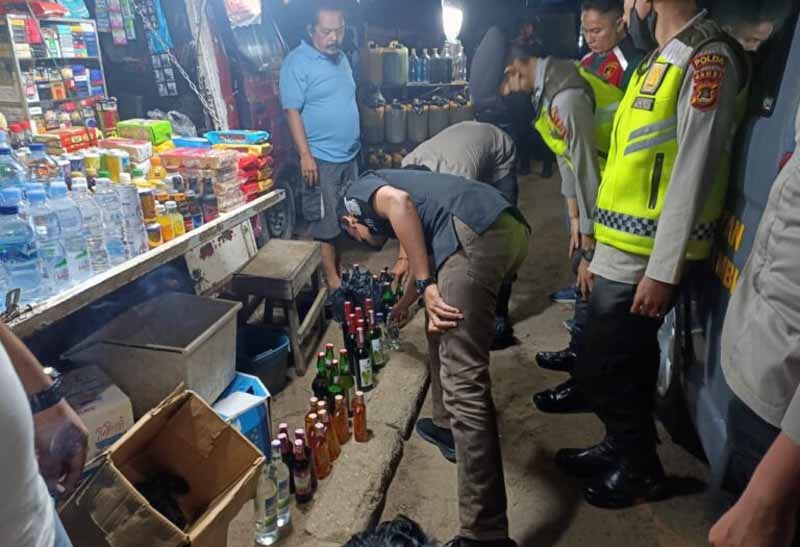 Ops Pekat Jelang Nataru, Polda Jambi Sita Puluhan Botol Miras Berbagai Merk dari Toko Kelontongan. FOTO : Hms Polda Jambi