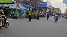 Personel Satlantas Polres Tanjung Jabung Barat dibantu Petugas Dishub saat melakukan rekayasa lalulintas di Simpang Andalas. FOTO : Lintastungkal