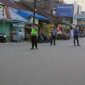 Personel Satlantas Polres Tanjung Jabung Barat dibantu Petugas Dishub saat melakukan rekayasa lalulintas di Simpang Andalas. FOTO : Lintastungkal
