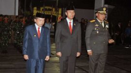Danrem 042/Gapu TNI Supriono, S.IP.,M.M Saat Ikuti Apel Kehormatan dan Renungan Suci di TMP Satria Bhakti  Kota Jambi, Kamis (17/8/2023). FOTO : PENREM