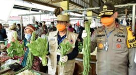 FOTO : Gubernur Jambi Fachrori bersama Kapolda Jambi, Irjen Pol Firman Shantyabudi Meninjau Ketersediaan Bahan Pangan Pokok di Pasar Semi Modern Angso Duo, Kamis (02/04/20).