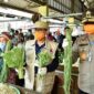 FOTO : Gubernur Jambi Fachrori bersama Kapolda Jambi, Irjen Pol Firman Shantyabudi Meninjau Ketersediaan Bahan Pangan Pokok di Pasar Semi Modern Angso Duo, Kamis (02/04/20).