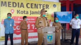 Walikota Jambi, H. Syarif Fasha dalam konferensi pers, di Mako Damkar dan Penyelamatan Kota Jambi, Senin, (06/04/20). 