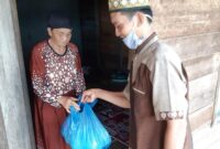 FOTO : HB Saat Baksos Membagikan Paket Sembako dari Polres Tanjab Barat di RT 016 Bina Karya Selatan, Jumat (29/05/20).