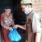 FOTO : HB Saat Baksos Membagikan Paket Sembako dari Polres Tanjab Barat di RT 016 Bina Karya Selatan, Jumat (29/05/20).