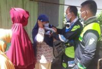 FOTO : Kapolres AKBP Guntur Saputro dan Dandim 0419 Tanjab Letkol Inf Erwan Susanto Saat Memberikan Bantuan Sembako, Minggu (31/05/20).