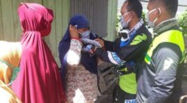 FOTO : Kapolres AKBP Guntur Saputro dan Dandim 0419 Tanjab Letkol Inf Erwan Susanto Saat Memberikan Bantuan Sembako, Minggu (31/05/20).