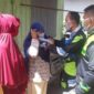 FOTO : Kapolres AKBP Guntur Saputro dan Dandim 0419 Tanjab Letkol Inf Erwan Susanto Saat Memberikan Bantuan Sembako, Minggu (31/05/20).