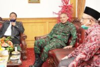 FOTO : Danrem 042/Gapu Brigjen TNI M. Zulkifli saat Bersama Rektor Universitas Jambi Prof. Drs. H. Sutrisno, M.Sc.,Ph.D di Kampus UNJA Mendalo, Selasa (23/06/20)