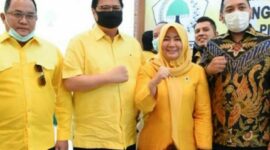FOTO : Bacabup Batanghari Hj. Yuninnta Asmara Menunjukan Surat Rekomendasi DPP Golkar.