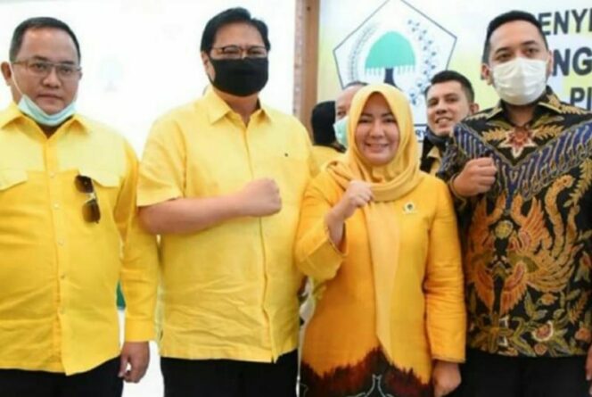FOTO : Bacabup Batanghari Hj. Yuninnta Asmara Menunjukan Surat Rekomendasi DPP Golkar.