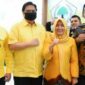 FOTO : Bacabup Batanghari Hj. Yuninnta Asmara Menunjukan Surat Rekomendasi DPP Golkar.