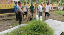FOTO : Polsek dan Bhabinkamtibmas jajaran Polres Tanjab Barat gelar Praktik Pembuatan Kimpis Program GAS POLL secara masif dan serentak, Senin (13/07/20).