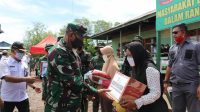 FOTO : Danrem 042/Gapu, Brigjen TNI Zulkifli saat Membagikan Paket Sembako "Korem Peduli Sesamo," kepada Masyarakat Desa Labuhan Pering, Tanjab Timur, Rabu (15/07/20).