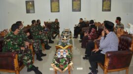 FOTO : Audiensi Danrem dan Bawaslu Berlangsung di Ruang Transit Makorem 042/Gapu Jl. Jenderal Urip Sumoharjo No.3, Kel. Sungai Putri, Kec. Telanaipura, Kota Jambi, Jum'at (17/07/20).