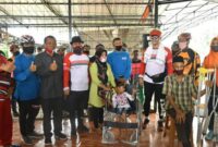 FOTO : Wali Kota Jambi Sy. Fasha bersama Wawako Maulana Serahkan Bantuan Kursi Roda dan Tongkat Kepada Masyarakat Jambi Selatan Minggu (19/07/20).⁣
