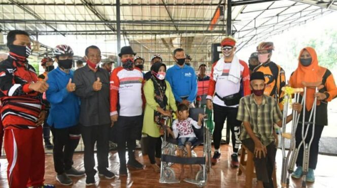 FOTO : Wali Kota Jambi Sy. Fasha bersama Wawako Maulana Serahkan Bantuan Kursi Roda dan Tongkat Kepada Masyarakat Jambi Selatan Minggu (19/07/20).⁣