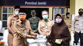FOTO : Gubernur Jambi Dr. H. Fachrori Umar Menyalurkan Bantuan Tahap Kedua Jaring Pengaman Sosial (JPS) Covid-19 untuk 275 Kelompok Penerima Manfaat/KK, Berbentuk Sembako dan Uang Tunai bagi Masyarakat yang Sangat Terdampak Wabah Covid-19 di Kantor Camat Maro Sebo Ilir, Kabupaten Batanghari, Senin (20/07/20)