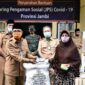 FOTO : Gubernur Jambi Dr. H. Fachrori Umar Menyalurkan Bantuan Tahap Kedua Jaring Pengaman Sosial (JPS) Covid-19 untuk 275 Kelompok Penerima Manfaat/KK, Berbentuk Sembako dan Uang Tunai bagi Masyarakat yang Sangat Terdampak Wabah Covid-19 di Kantor Camat Maro Sebo Ilir, Kabupaten Batanghari, Senin (20/07/20)