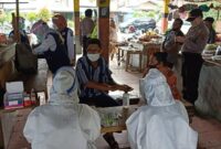 FOTO : Petugas Tengah Bersiap Untuk Melakukan Rapid Tes di Pasar Parit III Kuala Tungkal, Senin (27/07/20)