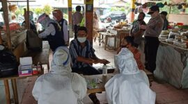 FOTO : Petugas Tengah Bersiap Untuk Melakukan Rapid Tes di Pasar Parit III Kuala Tungkal, Senin (27/07/20)