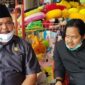 FOTO : HBH bersama Suorayogi Saipul saat menerima keluhan para pedagang di Simpang BGP di Pematang Lumut, Senin siang (27/07/20).