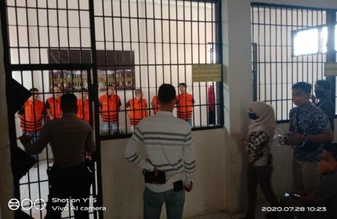 FOTO : Proses Pelimpahan 12 tahanan di Polres Tanjung Jabung Barat ke Lapas Kelas II B Kuala Tungkal, Selasa (28/07/20).