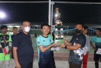 Bersama Ketua KONI, Letkol Inf Erwan Susanto, S. IP menyerahkan Trofi kepada One Peace FC sebagai Juara I, Minggu (27/3/22) Malam. FOTO : PENDIM 0419/Tanjab
