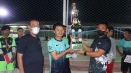 Bersama Ketua KONI, Letkol Inf Erwan Susanto, S. IP menyerahkan Trofi kepada One Peace FC sebagai Juara I, Minggu (27/3/22) Malam. FOTO : PENDIM 0419/Tanjab