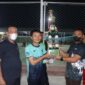 Bersama Ketua KONI, Letkol Inf Erwan Susanto, S. IP menyerahkan Trofi kepada One Peace FC sebagai Juara I, Minggu (27/3/22) Malam. FOTO : PENDIM 0419/Tanjab