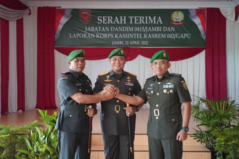 Danrem 042/Garuda Putih Brigjen TNI Supriono saat Pimpin Sertijab Dandim Jambi, Jumat (22/4/22). FOTO : PENREM