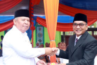 FOTO : Bupati Tanjung Jabung Barat Dr. H. Safrial dan Kamenag Tanjab Barat Drs. Hasbi, M.Pd.I pada Upacara HAB ke 74 Tahun 2020