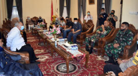 FOTO : Danrem 042/ Gapu Kolonel Kav. M. Zulkifli, S.IP, MM dan Bupat Tanjab Barat Dr. H. Safrial, MS Foto Bersama Pada Kunjungan Kerja ke Pemkab Tanjung Jabung Barat, Rabu (06/05/20).