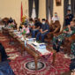 FOTO : Danrem 042/ Gapu Kolonel Kav. M. Zulkifli, S.IP, MM dan Bupat Tanjab Barat Dr. H. Safrial, MS Foto Bersama Pada Kunjungan Kerja ke Pemkab Tanjung Jabung Barat, Rabu (06/05/20).