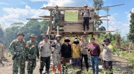 Satgas Karhutla Jambi Menangkap 2 Oknum Warga yang Membakar Lahan di di Kelurahan Lubuk Kambing, Kecamatan Renah Mendaluh, Tanjab Barat. F[OTO : Penrem 042/Gapu]