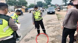 Anggota Unit Gakkum Sat Lantas Polresta Jambi Melakukan Olah TKP di Lokasi Kecelakaan Maut di di Jalan Lingkar Barat III depan Toko Akma Kel. Simpang Rimbo Kec. Alam Barajo Kota Jambi, Selasa (5/9/23). FOTO : HMS    
